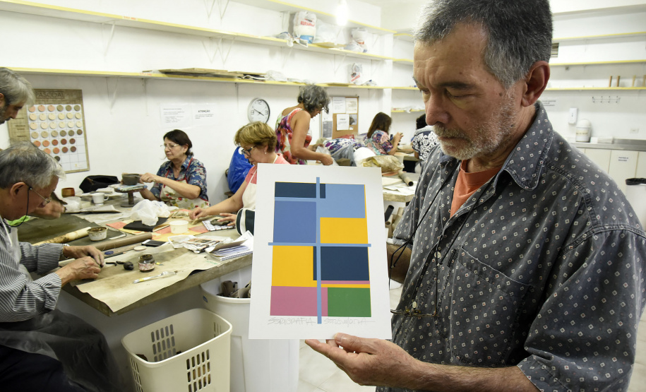 Entre as técnicas artísticas existentes, a serigrafia costuma ser vista como a mais "democrática" por motivos como: baixo custo de manutenção, reprodução fácil e aprendizagem rápida, além de poder ser feita em superfícies como azulejos e outros objetos de cerâmica