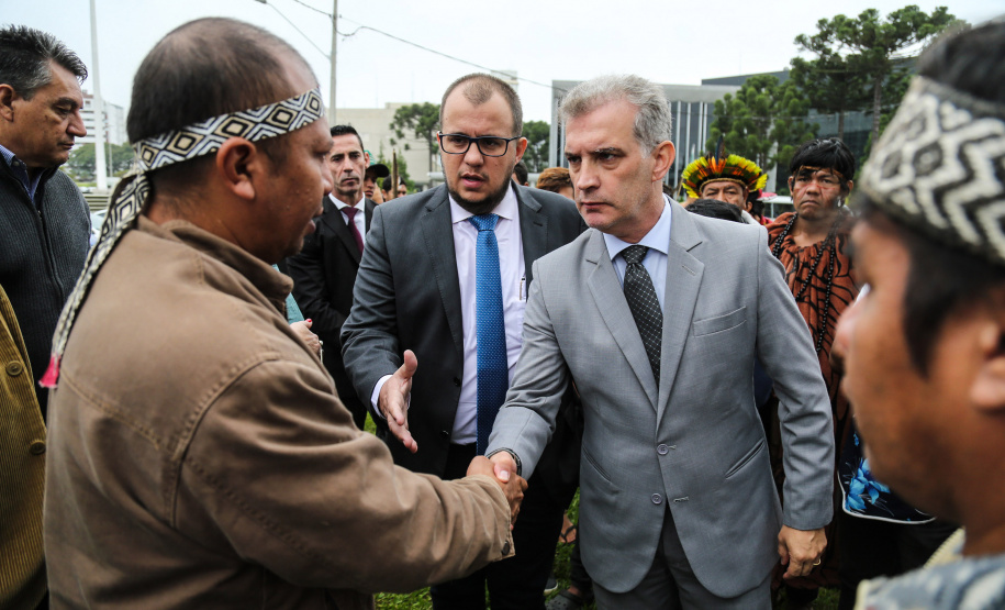 O Chefe de Gabinete do Governador Ratinho Junior, Daniel Vilas Bôas Rocha e o secretario de Comunicação do Estado, Hudson José estiveram com integrantes da aldeia Tupã Nhe´é Kretã, que fazem protesto nacional contrário à extinção da Secretaria Especial de Saúde Indígena (Sesai), unidade vinculada ao Ministério da Saúde em frente ao Palacio Iguacu. O governador do Estado cumpre agenda em São Paulo nesta quinta-feira. Curitiba, 28/03/2019 - Foto: Geraldo Bubniak/ANPr