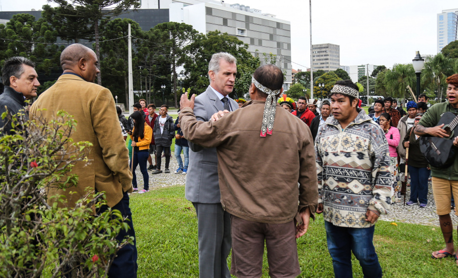 O Chefe de Gabinete do Governador Ratinho Junior, Daniel Vilas Bôas Rocha e o secretario de Comunicação do Estado, Hudson José estiveram com integrantes da aldeia Tupã Nhe´é Kretã, que fazem protesto nacional contrário à extinção da Secretaria Especial de Saúde Indígena (Sesai), unidade vinculada ao Ministério da Saúde em frente ao Palacio Iguacu. O governador do Estado cumpre agenda em São Paulo nesta quinta-feira. Curitiba, 28/03/2019 - Foto: Geraldo Bubniak/ANPr
