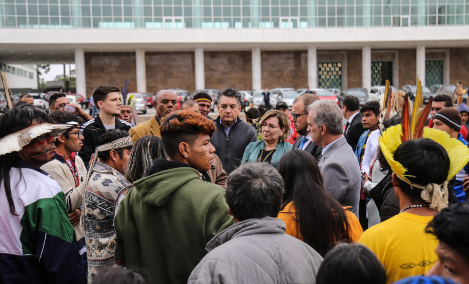 O Chefe de Gabinete do Governador Ratinho Junior, Daniel Vilas Bôas Rocha e o secretario de Comunicação do Estado, Hudson José estiveram com integrantes da aldeia Tupã Nhe´é Kretã, que fazem protesto nacional contrário à extinção da Secretaria Especial de Saúde Indígena (Sesai), unidade vinculada ao Ministério da Saúde em frente ao Palacio Iguacu. O governador do Estado cumpre agenda em São Paulo nesta quinta-feira. Curitiba, 28/03/2019 - Foto: Geraldo Bubniak/ANPr