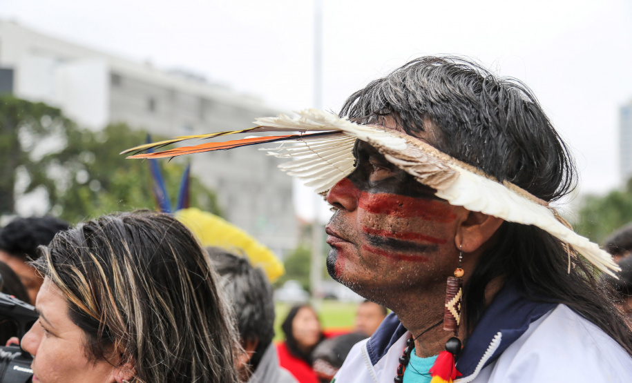 O Chefe de Gabinete do Governador Ratinho Junior, Daniel Vilas Bôas Rocha e o secretario de Comunicação do Estado, Hudson José estiveram com integrantes da aldeia Tupã Nhe´é Kretã, que fazem protesto nacional contrário à extinção da Secretaria Especial de Saúde Indígena (Sesai), unidade vinculada ao Ministério da Saúde em frente ao Palacio Iguacu. O governador do Estado cumpre agenda em São Paulo nesta quinta-feira. Curitiba, 28/03/2019 - Foto: Geraldo Bubniak/ANPr