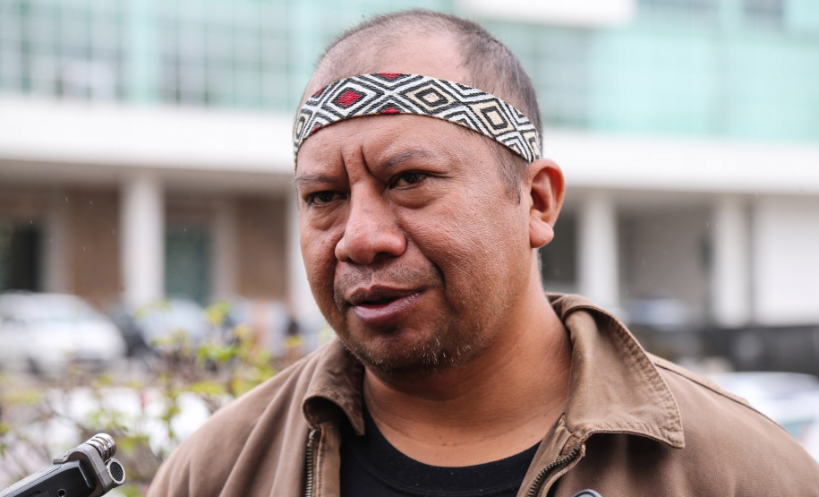 O Chefe de Gabinete do Governador Ratinho Junior, Daniel Vilas Bôas Rocha e o secretario de Comunicação do Estado, Hudson José estiveram com integrantes da aldeia Tupã Nhe´é Kretã, que fazem protesto nacional contrário à extinção da Secretaria Especial de Saúde Indígena (Sesai), unidade vinculada ao Ministério da Saúde em frente ao Palacio Iguacu. O governador do Estado cumpre agenda em São Paulo nesta quinta-feira. Curitiba, 28/03/2019 - Foto: Geraldo Bubniak/ANPr