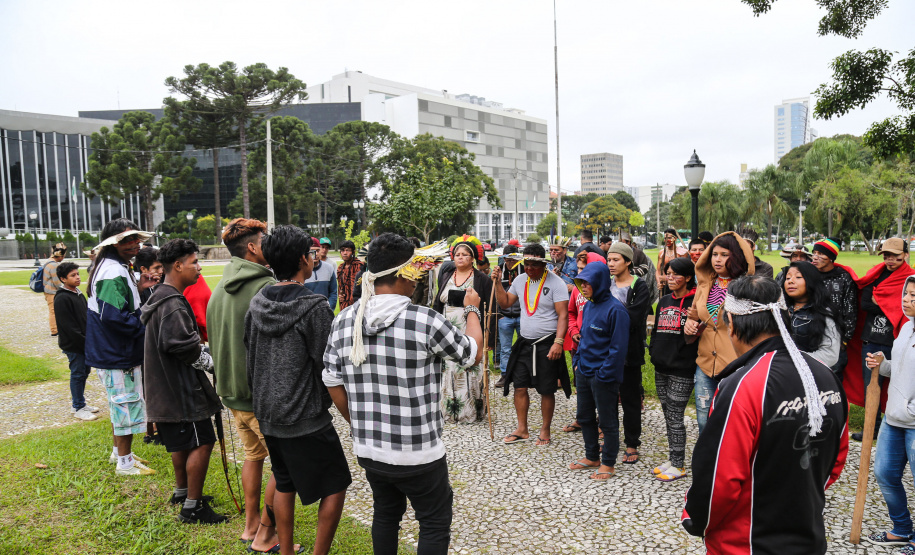 O Chefe de Gabinete do Governador Ratinho Junior, Daniel Vilas Bôas Rocha e o secretario de Comunicação do Estado, Hudson José estiveram com integrantes da aldeia Tupã Nhe´é Kretã, que fazem protesto nacional contrário à extinção da Secretaria Especial de Saúde Indígena (Sesai), unidade vinculada ao Ministério da Saúde em frente ao Palacio Iguacu. O governador do Estado cumpre agenda em São Paulo nesta quinta-feira. Curitiba, 28/03/2019 - Foto: Geraldo Bubniak/ANPr