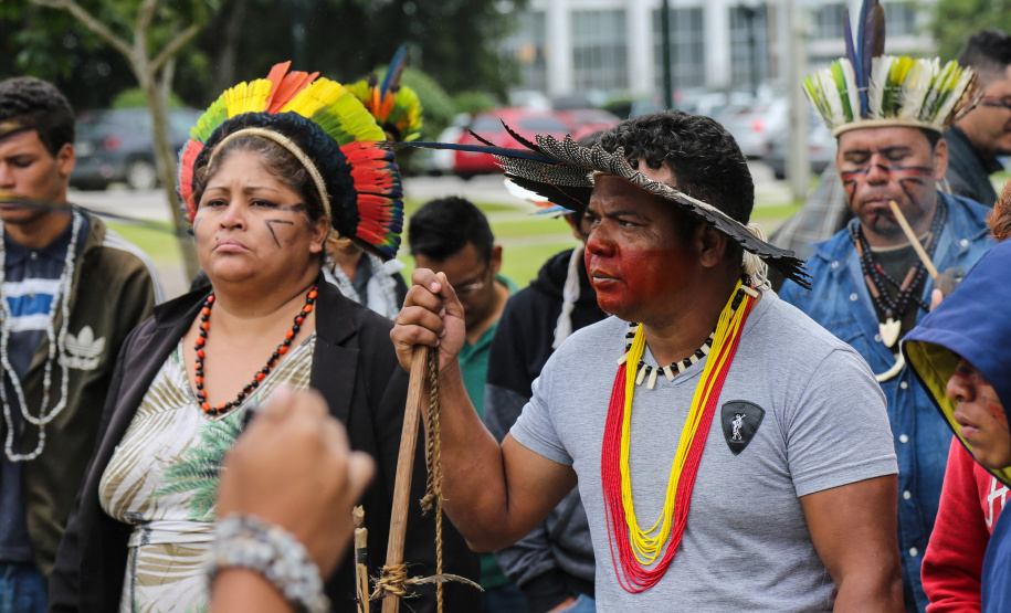 O Chefe de Gabinete do Governador Ratinho Junior, Daniel Vilas Bôas Rocha e o secretario de Comunicação do Estado, Hudson José estiveram com integrantes da aldeia Tupã Nhe´é Kretã, que fazem protesto nacional contrário à extinção da Secretaria Especial de Saúde Indígena (Sesai), unidade vinculada ao Ministério da Saúde em frente ao Palacio Iguacu. O governador do Estado cumpre agenda em São Paulo nesta quinta-feira. Curitiba, 28/03/2019 - Foto: Geraldo Bubniak/ANPr