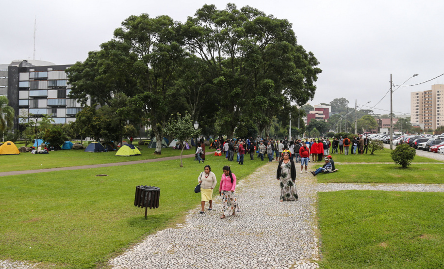 O Chefe de Gabinete do Governador Ratinho Junior, Daniel Vilas Bôas Rocha e o secretario de Comunicação do Estado, Hudson José estiveram com integrantes da aldeia Tupã Nhe´é Kretã, que fazem protesto nacional contrário à extinção da Secretaria Especial de Saúde Indígena (Sesai), unidade vinculada ao Ministério da Saúde em frente ao Palacio Iguacu. O governador do Estado cumpre agenda em São Paulo nesta quinta-feira. Curitiba, 28/03/2019 - Foto: Geraldo Bubniak/ANPr