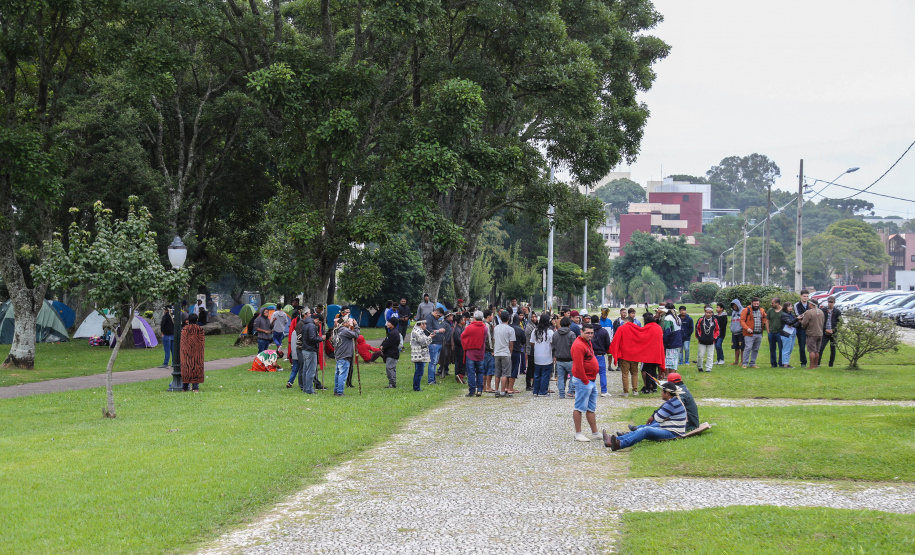 O Chefe de Gabinete do Governador Ratinho Junior, Daniel Vilas Bôas Rocha e o secretario de Comunicação do Estado, Hudson José estiveram com integrantes da aldeia Tupã Nhe´é Kretã, que fazem protesto nacional contrário à extinção da Secretaria Especial de Saúde Indígena (Sesai), unidade vinculada ao Ministério da Saúde em frente ao Palacio Iguacu. O governador do Estado cumpre agenda em São Paulo nesta quinta-feira. Curitiba, 28/03/2019 - Foto: Geraldo Bubniak/ANPr