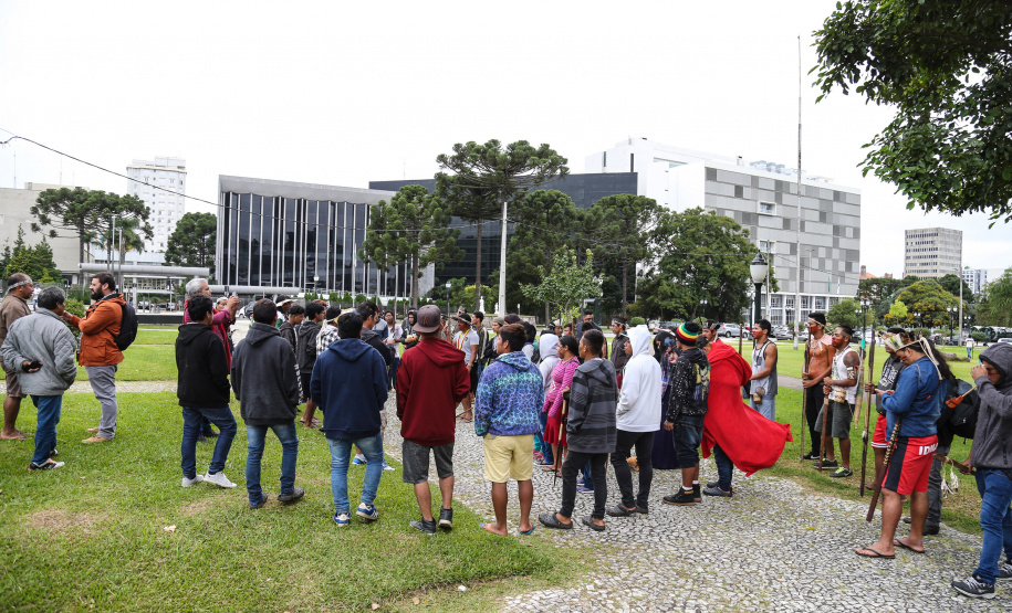 O Chefe de Gabinete do Governador Ratinho Junior, Daniel Vilas Bôas Rocha e o secretario de Comunicação do Estado, Hudson José estiveram com integrantes da aldeia Tupã Nhe´é Kretã, que fazem protesto nacional contrário à extinção da Secretaria Especial de Saúde Indígena (Sesai), unidade vinculada ao Ministério da Saúde em frente ao Palacio Iguacu. O governador do Estado cumpre agenda em São Paulo nesta quinta-feira. Curitiba, 28/03/2019 - Foto: Geraldo Bubniak/ANPr