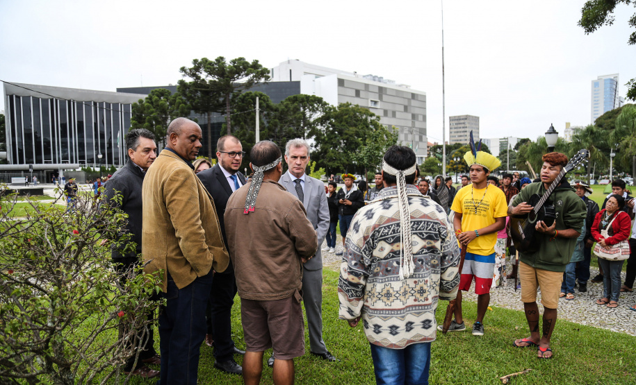 O Chefe de Gabinete do Governador Ratinho Junior, Daniel Vilas Bôas Rocha e o secretario de Comunicação do Estado, Hudson José estiveram com integrantes da aldeia Tupã Nhe´é Kretã, que fazem protesto nacional contrário à extinção da Secretaria Especial de Saúde Indígena (Sesai), unidade vinculada ao Ministério da Saúde em frente ao Palacio Iguacu. O governador do Estado cumpre agenda em São Paulo nesta quinta-feira. Curitiba, 28/03/2019 - Foto: Geraldo Bubniak/ANPr
