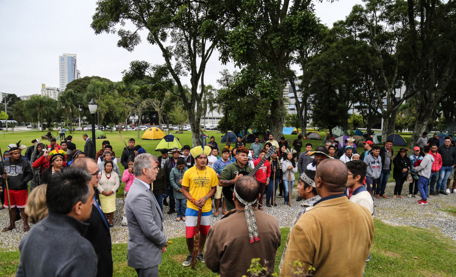 O Chefe de Gabinete do Governador Ratinho Junior, Daniel Vilas Bôas Rocha e o secretario de Comunicação do Estado, Hudson José estiveram com integrantes da aldeia Tupã Nhe´é Kretã, que fazem protesto nacional contrário à extinção da Secretaria Especial de Saúde Indígena (Sesai), unidade vinculada ao Ministério da Saúde em frente ao Palacio Iguacu. O governador do Estado cumpre agenda em São Paulo nesta quinta-feira. Curitiba, 28/03/2019 - Foto: Geraldo Bubniak/ANPr
