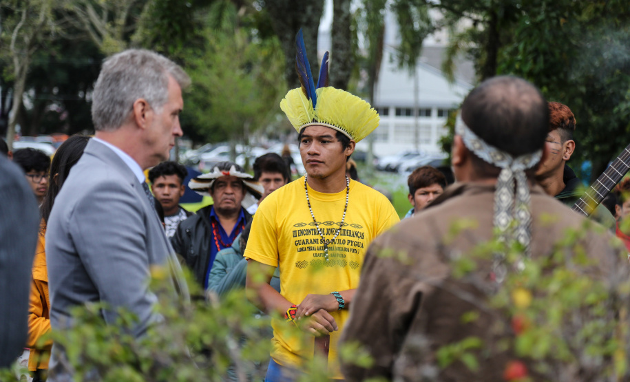 O Chefe de Gabinete do Governador Ratinho Junior, Daniel Vilas Bôas Rocha e o secretario de Comunicação do Estado, Hudson José estiveram com integrantes da aldeia Tupã Nhe´é Kretã, que fazem protesto nacional contrário à extinção da Secretaria Especial de Saúde Indígena (Sesai), unidade vinculada ao Ministério da Saúde em frente ao Palacio Iguacu. O governador do Estado cumpre agenda em São Paulo nesta quinta-feira. Curitiba, 28/03/2019 - Foto: Geraldo Bubniak/ANPr