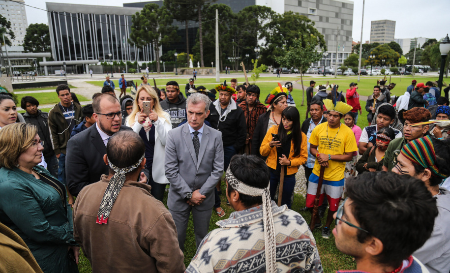 O Chefe de Gabinete do Governador Ratinho Junior, Daniel Vilas Bôas Rocha e o secretario de Comunicação do Estado, Hudson José estiveram com integrantes da aldeia Tupã Nhe´é Kretã, que fazem protesto nacional contrário à extinção da Secretaria Especial de Saúde Indígena (Sesai), unidade vinculada ao Ministério da Saúde em frente ao Palacio Iguacu. O governador do Estado cumpre agenda em São Paulo nesta quinta-feira. Curitiba, 28/03/2019 - Foto: Geraldo Bubniak/ANPr