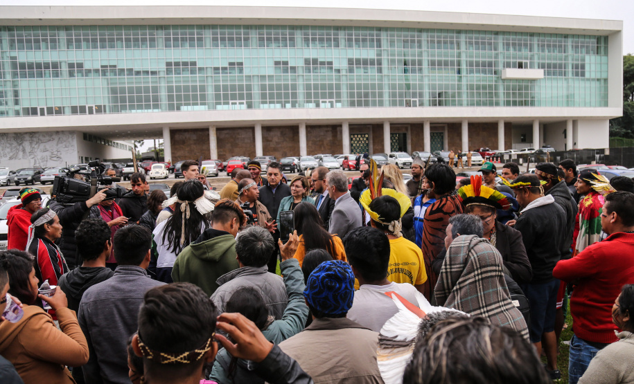 O Chefe de Gabinete do Governador Ratinho Junior, Daniel Vilas Bôas Rocha e o secretario de Comunicação do Estado, Hudson José estiveram com integrantes da aldeia Tupã Nhe´é Kretã, que fazem protesto nacional contrário à extinção da Secretaria Especial de Saúde Indígena (Sesai), unidade vinculada ao Ministério da Saúde em frente ao Palacio Iguacu. O governador do Estado cumpre agenda em São Paulo nesta quinta-feira. Curitiba, 28/03/2019 - Foto: Geraldo Bubniak/ANPr