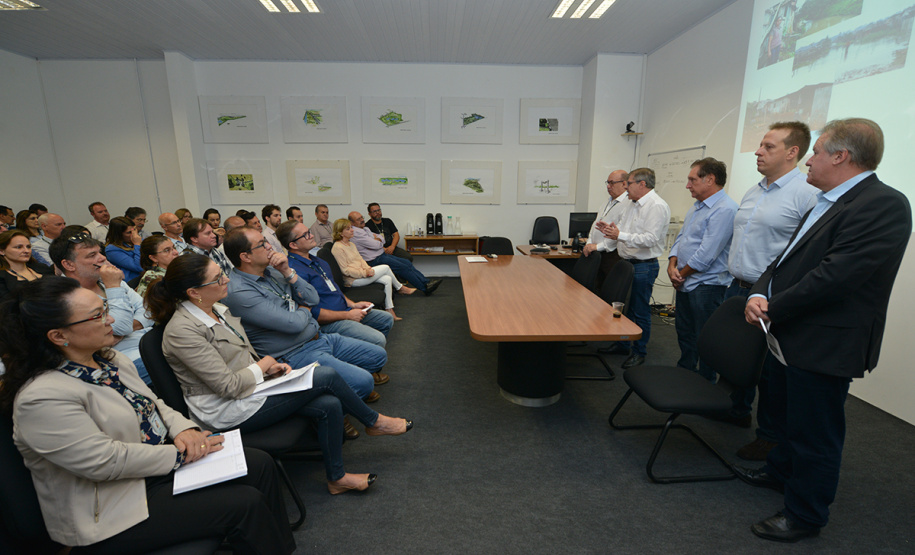 Gestores e técnicos das 12 regionais da Cohapar em todo o estado participaram nesta quarta-feira (27) de uma reunião para início do trabalho para atualização do Plano Estadual de Habitação de Interesse Social (PEHIS), cuja última revisão aconteceu em 2015