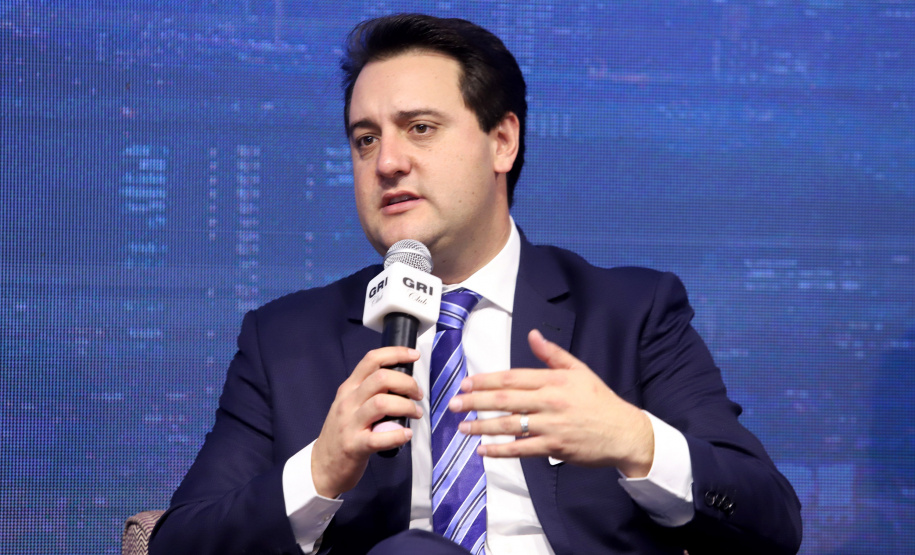 As concessões de serviços e as parcerias público-privadas (PPPs) não têm mais barreiras ideológicas e respondem a necessidade de intensificar a capacidade de resposta do Estado para demandas cada vez mais complexas da sociedade. A observação foi feita pelo governador Carlos Massa Ratinho Junior ao participar do simpósio GRI PPPs e Concessões 2019, realizado em São Paulo na quinta-feira (28).  -  São Paulo, 28/03/2019  -  Foto: Rodrigo Félix Leal/ANPr