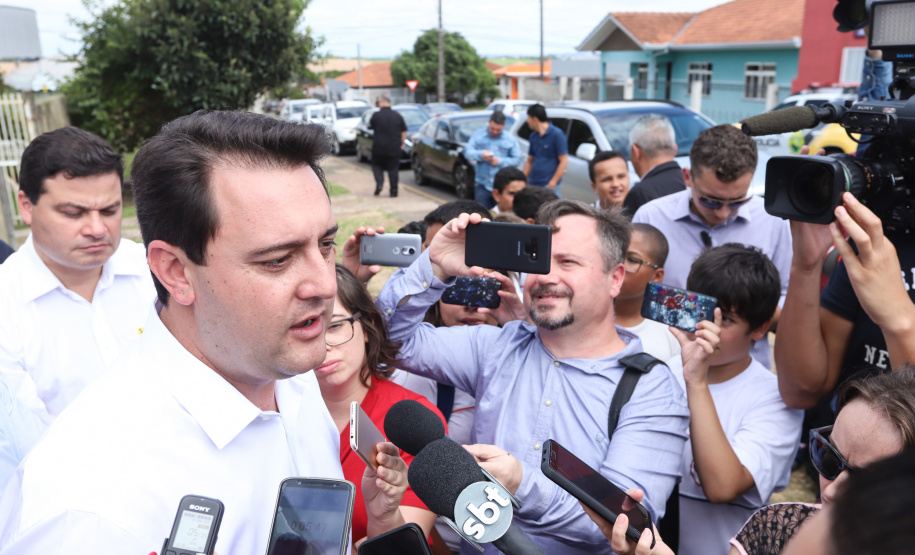 O município de Carambeí, nos Campos Gerais, recebeu nesta sexta-feira (29) a autorização do governador Carlos Massa Ratinho Junior para o início de duas obras bastante aguardadas pela população: a construção da sede própria da Prefeitura e a pavimentação da estrada que liga a PR-151 à localidade de Catanduvas. - Carambeí 29/03/2019 - Foto: Rodrigo Félix Leal/ANPr