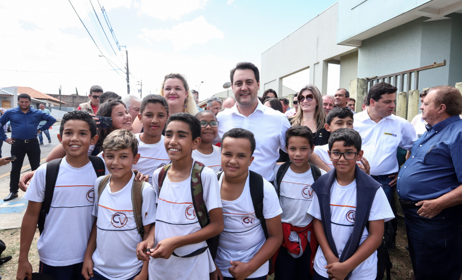 O município de Carambeí, nos Campos Gerais, recebeu nesta sexta-feira (29) a autorização do governador Carlos Massa Ratinho Junior para o início de duas obras bastante aguardadas pela população: a construção da sede própria da Prefeitura e a pavimentação da estrada que liga a PR-151 à localidade de Catanduvas. - Carambeí 29/03/2019 - Foto: Rodrigo Félix Leal/ANPr