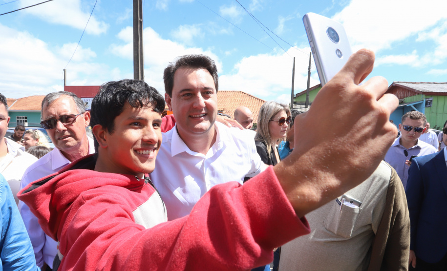 O município de Carambeí, nos Campos Gerais, recebeu nesta sexta-feira (29) a autorização do governador Carlos Massa Ratinho Junior para o início de duas obras bastante aguardadas pela população: a construção da sede própria da Prefeitura e a pavimentação da estrada que liga a PR-151 à localidade de Catanduvas. - Carambeí 29/03/2019 - Foto: Rodrigo Félix Leal/ANPr
