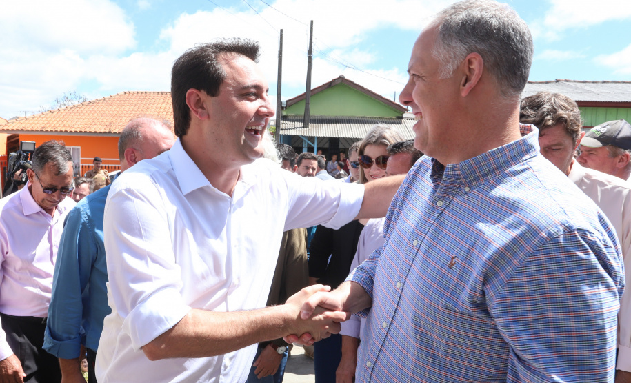 O município de Carambeí, nos Campos Gerais, recebeu nesta sexta-feira (29) a autorização do governador Carlos Massa Ratinho Junior para o início de duas obras bastante aguardadas pela população: a construção da sede própria da Prefeitura e a pavimentação da estrada que liga a PR-151 à localidade de Catanduvas. - Carambeí 29/03/2019 - Foto: Rodrigo Félix Leal/ANPr