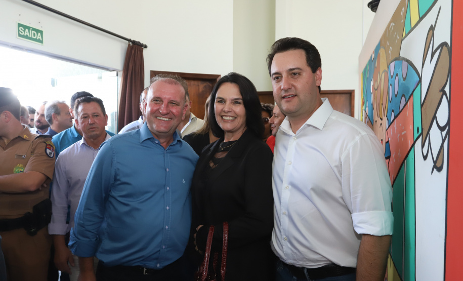 O município de Carambeí, nos Campos Gerais, recebeu nesta sexta-feira (29) a autorização do governador Carlos Massa Ratinho Junior para o início de duas obras bastante aguardadas pela população: a construção da sede própria da Prefeitura e a pavimentação da estrada que liga a PR-151 à localidade de Catanduvas. - Carambeí 29/03/2019 - Foto: Rodrigo Félix Leal/ANPr