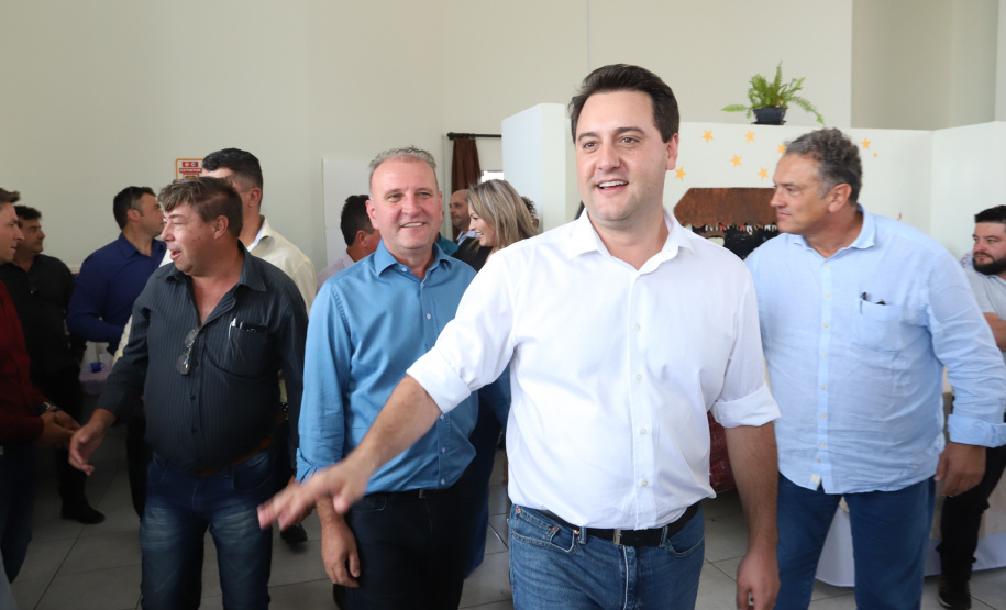 O município de Carambeí, nos Campos Gerais, recebeu nesta sexta-feira (29) a autorização do governador Carlos Massa Ratinho Junior para o início de duas obras bastante aguardadas pela população: a construção da sede própria da Prefeitura e a pavimentação da estrada que liga a PR-151 à localidade de Catanduvas. - Carambeí 29/03/2019 - Foto: Rodrigo Félix Leal/ANPr