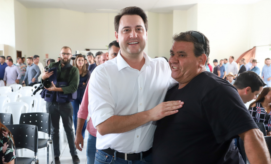 O município de Carambeí, nos Campos Gerais, recebeu nesta sexta-feira (29) a autorização do governador Carlos Massa Ratinho Junior para o início de duas obras bastante aguardadas pela população: a construção da sede própria da Prefeitura e a pavimentação da estrada que liga a PR-151 à localidade de Catanduvas. - Carambeí 29/03/2019 - Foto: Rodrigo Félix Leal/ANPr