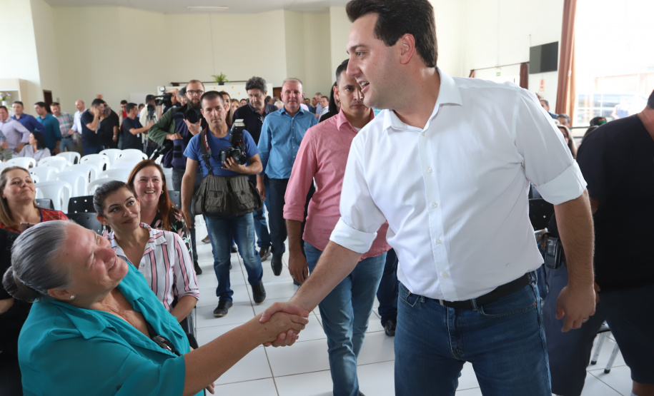 O município de Carambeí, nos Campos Gerais, recebeu nesta sexta-feira (29) a autorização do governador Carlos Massa Ratinho Junior para o início de duas obras bastante aguardadas pela população: a construção da sede própria da Prefeitura e a pavimentação da estrada que liga a PR-151 à localidade de Catanduvas. - Carambeí 29/03/2019 - Foto: Rodrigo Félix Leal/ANPr
