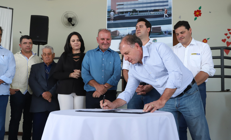 O município de Carambeí, nos Campos Gerais, recebeu nesta sexta-feira (29) a autorização do governador Carlos Massa Ratinho Junior para o início de duas obras bastante aguardadas pela população: a construção da sede própria da Prefeitura e a pavimentação da estrada que liga a PR-151 à localidade de Catanduvas. - Carambeí 29/03/2019 - Foto: Rodrigo Félix Leal/ANPr