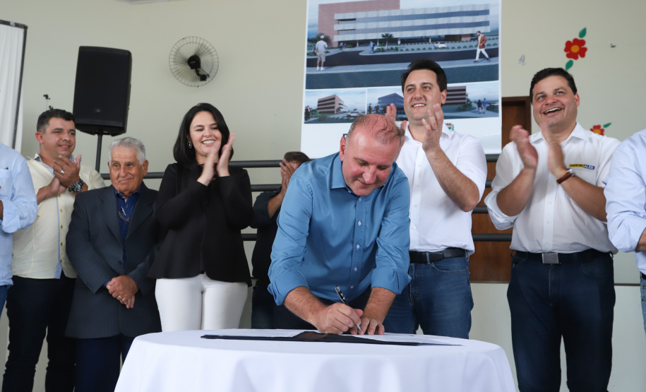 O município de Carambeí, nos Campos Gerais, recebeu nesta sexta-feira (29) a autorização do governador Carlos Massa Ratinho Junior para o início de duas obras bastante aguardadas pela população: a construção da sede própria da Prefeitura e a pavimentação da estrada que liga a PR-151 à localidade de Catanduvas. - Carambeí 29/03/2019 - Foto: Rodrigo Félix Leal/ANPr