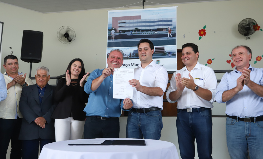O município de Carambeí, nos Campos Gerais, recebeu nesta sexta-feira (29) a autorização do governador Carlos Massa Ratinho Junior para o início de duas obras bastante aguardadas pela população: a construção da sede própria da Prefeitura e a pavimentação da estrada que liga a PR-151 à localidade de Catanduvas. - Carambeí 29/03/2019 - Foto: Rodrigo Félix Leal/ANPr
