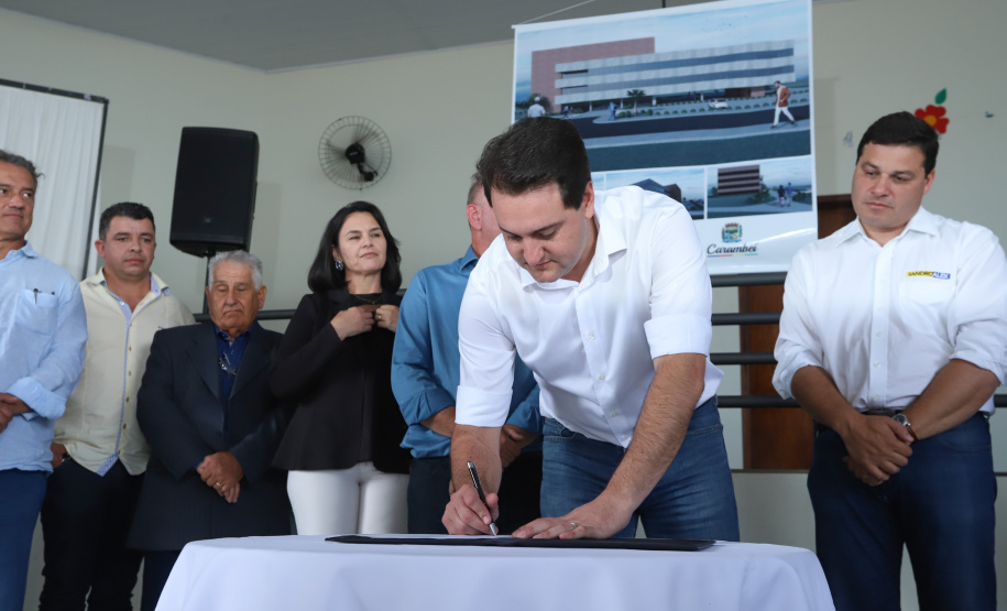 O município de Carambeí, nos Campos Gerais, recebeu nesta sexta-feira (29) a autorização do governador Carlos Massa Ratinho Junior para o início de duas obras bastante aguardadas pela população: a construção da sede própria da Prefeitura e a pavimentação da estrada que liga a PR-151 à localidade de Catanduvas. - Carambeí 29/03/2019 - Foto: Rodrigo Félix Leal/ANPr