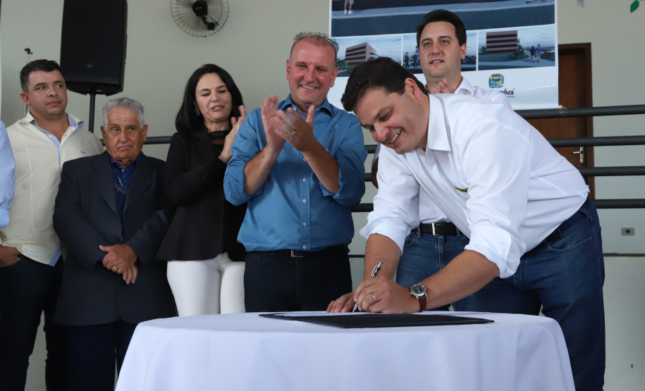 O município de Carambeí, nos Campos Gerais, recebeu nesta sexta-feira (29) a autorização do governador Carlos Massa Ratinho Junior para o início de duas obras bastante aguardadas pela população: a construção da sede própria da Prefeitura e a pavimentação da estrada que liga a PR-151 à localidade de Catanduvas. - Carambeí 29/03/2019 - Foto: Rodrigo Félix Leal/ANPr