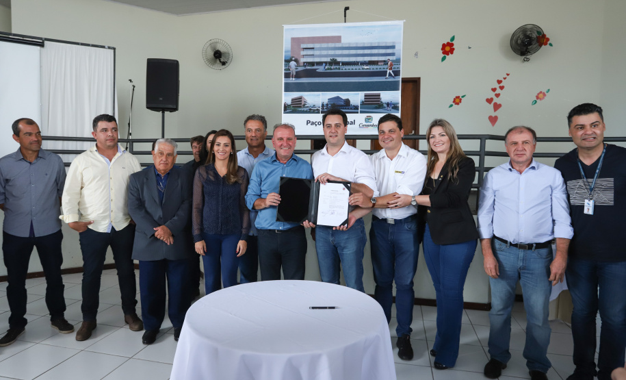 O município de Carambeí, nos Campos Gerais, recebeu nesta sexta-feira (29) a autorização do governador Carlos Massa Ratinho Junior para o início de duas obras bastante aguardadas pela população: a construção da sede própria da Prefeitura e a pavimentação da estrada que liga a PR-151 à localidade de Catanduvas. - Carambeí 29/03/2019 - Foto: Rodrigo Félix Leal/ANPr