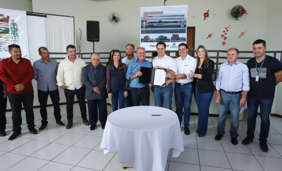 O município de Carambeí, nos Campos Gerais, recebeu nesta sexta-feira (29) a autorização do governador Carlos Massa Ratinho Junior para o início de duas obras bastante aguardadas pela população: a construção da sede própria da Prefeitura e a pavimentação da estrada que liga a PR-151 à localidade de Catanduvas. - Carambeí 29/03/2019 - Foto: Rodrigo Félix Leal/ANPr