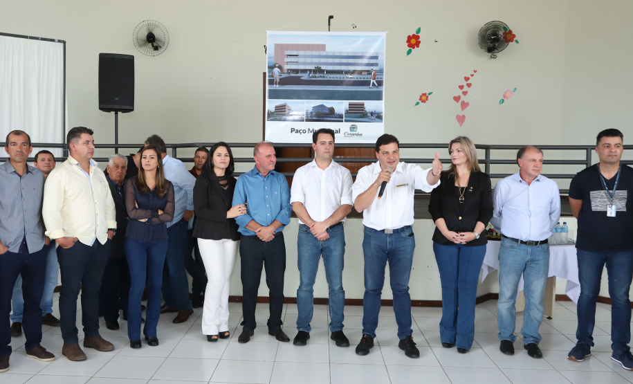 O município de Carambeí, nos Campos Gerais, recebeu nesta sexta-feira (29) a autorização do governador Carlos Massa Ratinho Junior para o início de duas obras bastante aguardadas pela população: a construção da sede própria da Prefeitura e a pavimentação da estrada que liga a PR-151 à localidade de Catanduvas. - Carambeí 29/03/2019 - Foto: Rodrigo Félix Leal/ANPr