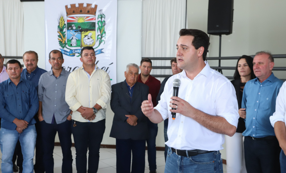 O município de Carambeí, nos Campos Gerais, recebeu nesta sexta-feira (29) a autorização do governador Carlos Massa Ratinho Junior para o início de duas obras bastante aguardadas pela população: a construção da sede própria da Prefeitura e a pavimentação da estrada que liga a PR-151 à localidade de Catanduvas. - Carambeí 29/03/2019 - Foto: Rodrigo Félix Leal/ANPr
