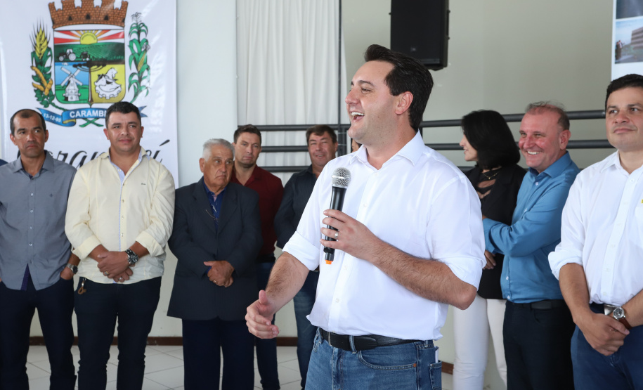 O município de Carambeí, nos Campos Gerais, recebeu nesta sexta-feira (29) a autorização do governador Carlos Massa Ratinho Junior para o início de duas obras bastante aguardadas pela população: a construção da sede própria da Prefeitura e a pavimentação da estrada que liga a PR-151 à localidade de Catanduvas. - Carambeí 29/03/2019 - Foto: Rodrigo Félix Leal/ANPr