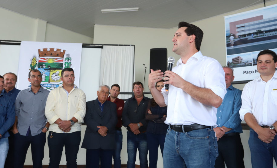 O município de Carambeí, nos Campos Gerais, recebeu nesta sexta-feira (29) a autorização do governador Carlos Massa Ratinho Junior para o início de duas obras bastante aguardadas pela população: a construção da sede própria da Prefeitura e a pavimentação da estrada que liga a PR-151 à localidade de Catanduvas. - Carambeí 29/03/2019 - Foto: Rodrigo Félix Leal/ANPr