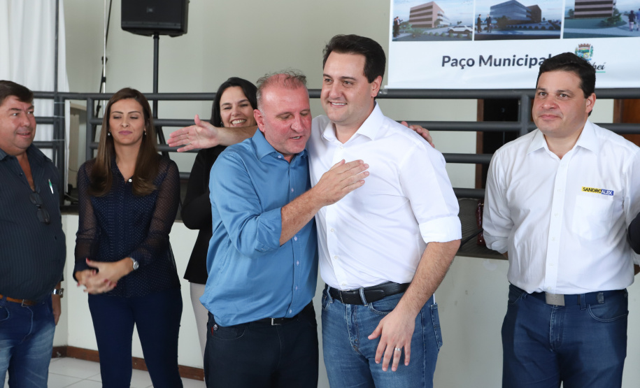 O município de Carambeí, nos Campos Gerais, recebeu nesta sexta-feira (29) a autorização do governador Carlos Massa Ratinho Junior para o início de duas obras bastante aguardadas pela população: a construção da sede própria da Prefeitura e a pavimentação da estrada que liga a PR-151 à localidade de Catanduvas. - Carambeí 29/03/2019 - Foto: Rodrigo Félix Leal/ANPr