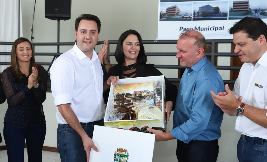 O município de Carambeí, nos Campos Gerais, recebeu nesta sexta-feira (29) a autorização do governador Carlos Massa Ratinho Junior para o início de duas obras bastante aguardadas pela população: a construção da sede própria da Prefeitura e a pavimentação da estrada que liga a PR-151 à localidade de Catanduvas. - Carambeí 29/03/2019 - Foto: Rodrigo Félix Leal/ANPr