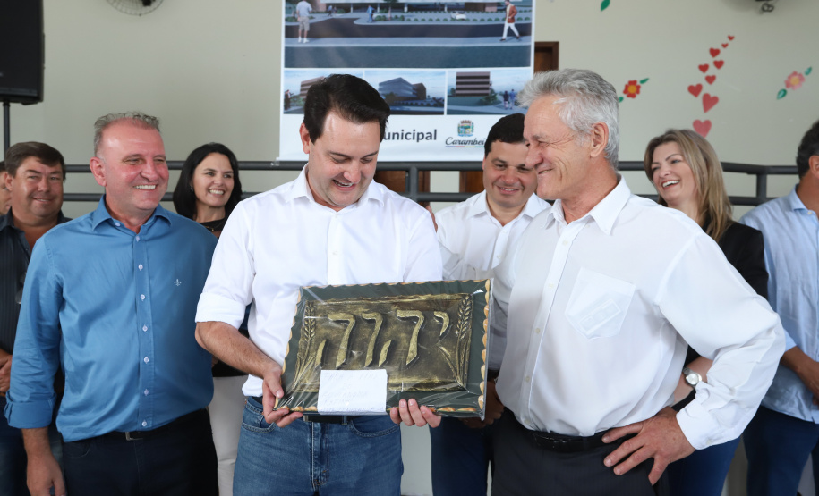 O município de Carambeí, nos Campos Gerais, recebeu nesta sexta-feira (29) a autorização do governador Carlos Massa Ratinho Junior para o início de duas obras bastante aguardadas pela população: a construção da sede própria da Prefeitura e a pavimentação da estrada que liga a PR-151 à localidade de Catanduvas. - Carambeí 29/03/2019 - Foto: Rodrigo Félix Leal/ANPr