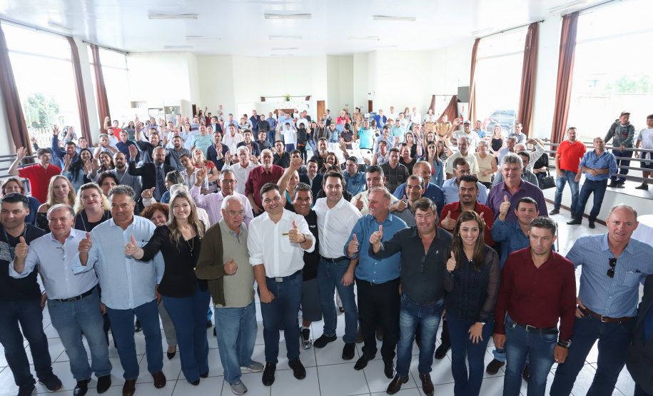 O município de Carambeí, nos Campos Gerais, recebeu nesta sexta-feira (29) a autorização do governador Carlos Massa Ratinho Junior para o início de duas obras bastante aguardadas pela população: a construção da sede própria da Prefeitura e a pavimentação da estrada que liga a PR-151 à localidade de Catanduvas. - Carambeí 29/03/2019 - Foto: Rodrigo Félix Leal/ANPr