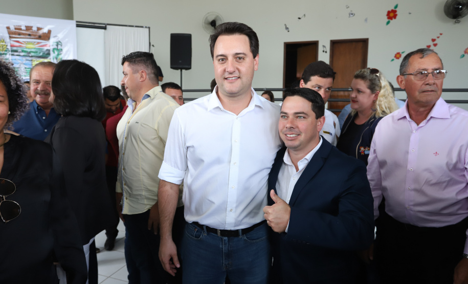 O município de Carambeí, nos Campos Gerais, recebeu nesta sexta-feira (29) a autorização do governador Carlos Massa Ratinho Junior para o início de duas obras bastante aguardadas pela população: a construção da sede própria da Prefeitura e a pavimentação da estrada que liga a PR-151 à localidade de Catanduvas. - Carambeí 29/03/2019 - Foto: Rodrigo Félix Leal/ANPr