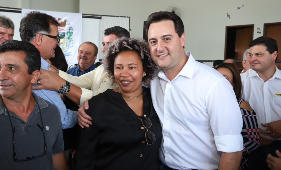 O município de Carambeí, nos Campos Gerais, recebeu nesta sexta-feira (29) a autorização do governador Carlos Massa Ratinho Junior para o início de duas obras bastante aguardadas pela população: a construção da sede própria da Prefeitura e a pavimentação da estrada que liga a PR-151 à localidade de Catanduvas. - Carambeí 29/03/2019 - Foto: Rodrigo Félix Leal/ANPr