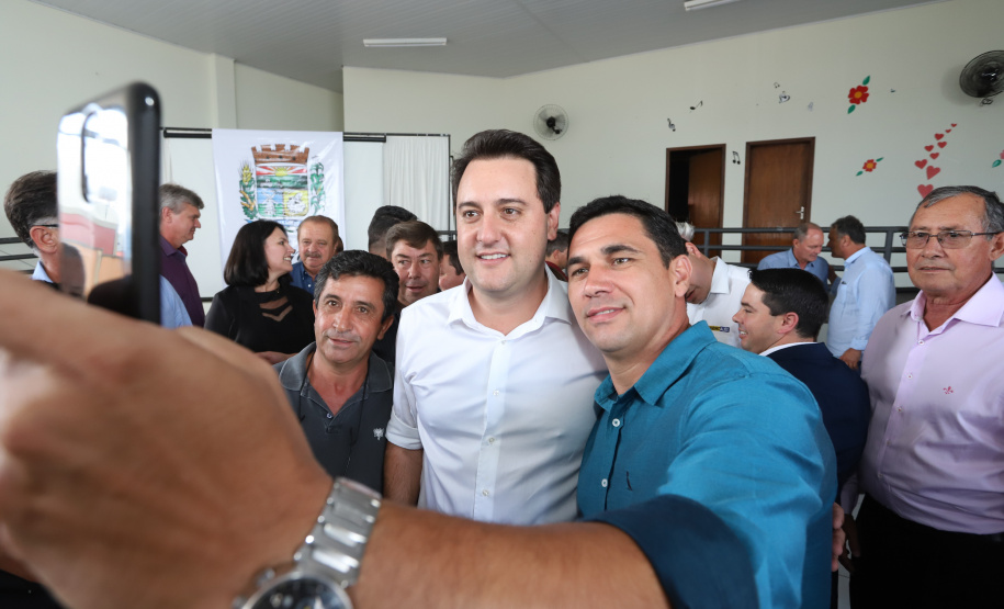 O município de Carambeí, nos Campos Gerais, recebeu nesta sexta-feira (29) a autorização do governador Carlos Massa Ratinho Junior para o início de duas obras bastante aguardadas pela população: a construção da sede própria da Prefeitura e a pavimentação da estrada que liga a PR-151 à localidade de Catanduvas. - Carambeí 29/03/2019 - Foto: Rodrigo Félix Leal/ANPr