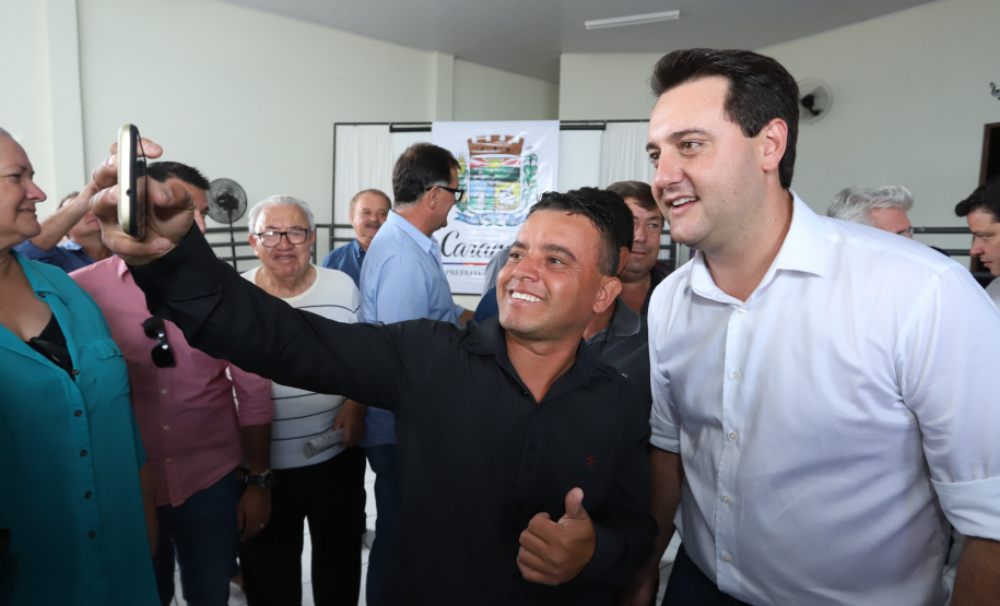 O município de Carambeí, nos Campos Gerais, recebeu nesta sexta-feira (29) a autorização do governador Carlos Massa Ratinho Junior para o início de duas obras bastante aguardadas pela população: a construção da sede própria da Prefeitura e a pavimentação da estrada que liga a PR-151 à localidade de Catanduvas. - Carambeí 29/03/2019 - Foto: Rodrigo Félix Leal/ANPr