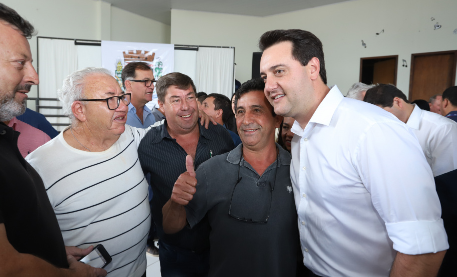 O município de Carambeí, nos Campos Gerais, recebeu nesta sexta-feira (29) a autorização do governador Carlos Massa Ratinho Junior para o início de duas obras bastante aguardadas pela população: a construção da sede própria da Prefeitura e a pavimentação da estrada que liga a PR-151 à localidade de Catanduvas. - Carambeí 29/03/2019 - Foto: Rodrigo Félix Leal/ANPr