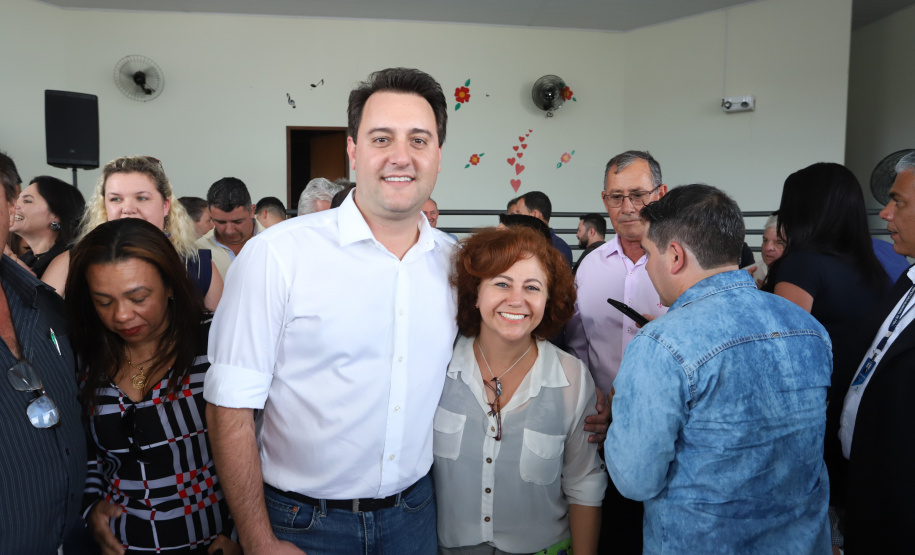 O município de Carambeí, nos Campos Gerais, recebeu nesta sexta-feira (29) a autorização do governador Carlos Massa Ratinho Junior para o início de duas obras bastante aguardadas pela população: a construção da sede própria da Prefeitura e a pavimentação da estrada que liga a PR-151 à localidade de Catanduvas. - Carambeí 29/03/2019 - Foto: Rodrigo Félix Leal/ANPr