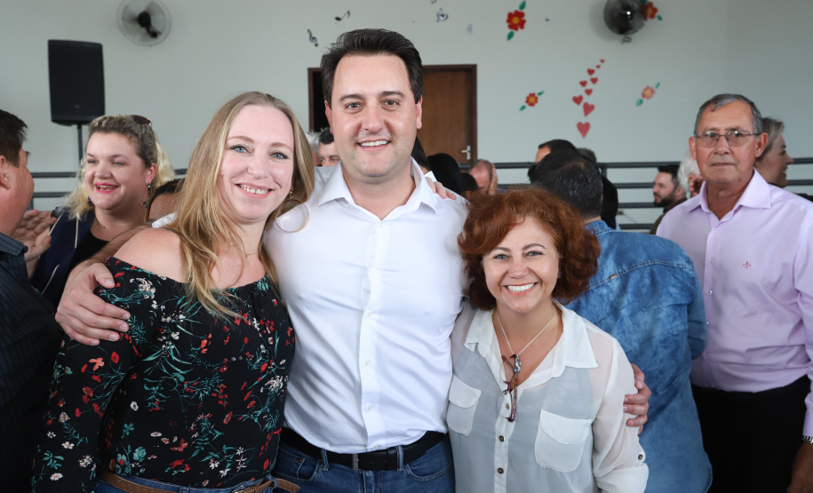 O município de Carambeí, nos Campos Gerais, recebeu nesta sexta-feira (29) a autorização do governador Carlos Massa Ratinho Junior para o início de duas obras bastante aguardadas pela população: a construção da sede própria da Prefeitura e a pavimentação da estrada que liga a PR-151 à localidade de Catanduvas. - Carambeí 29/03/2019 - Foto: Rodrigo Félix Leal/ANPr