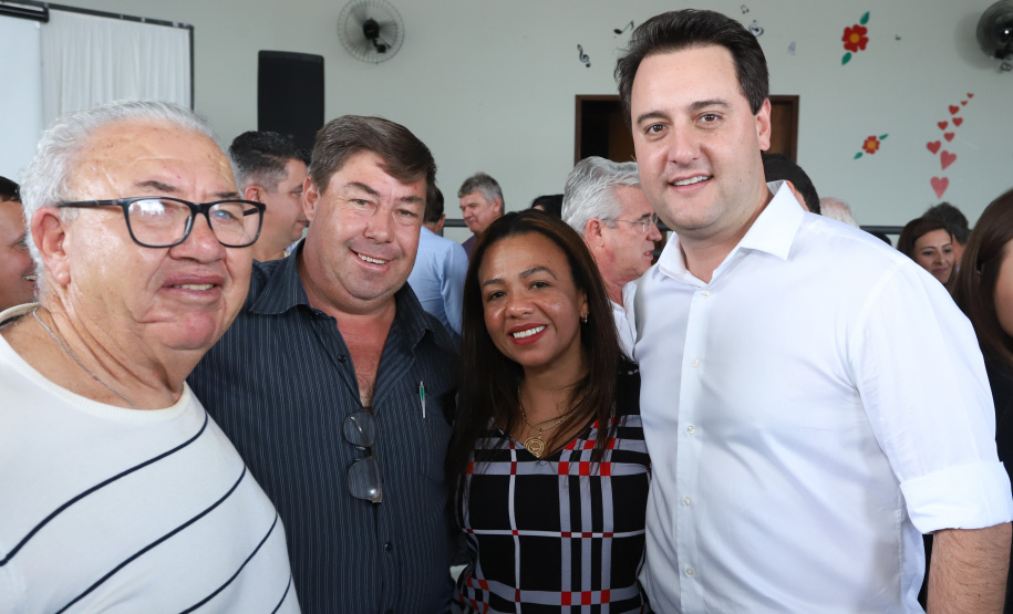 O município de Carambeí, nos Campos Gerais, recebeu nesta sexta-feira (29) a autorização do governador Carlos Massa Ratinho Junior para o início de duas obras bastante aguardadas pela população: a construção da sede própria da Prefeitura e a pavimentação da estrada que liga a PR-151 à localidade de Catanduvas. - Carambeí 29/03/2019 - Foto: Rodrigo Félix Leal/ANPr