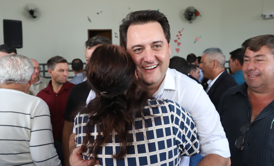 O município de Carambeí, nos Campos Gerais, recebeu nesta sexta-feira (29) a autorização do governador Carlos Massa Ratinho Junior para o início de duas obras bastante aguardadas pela população: a construção da sede própria da Prefeitura e a pavimentação da estrada que liga a PR-151 à localidade de Catanduvas. - Carambeí 29/03/2019 - Foto: Rodrigo Félix Leal/ANPr